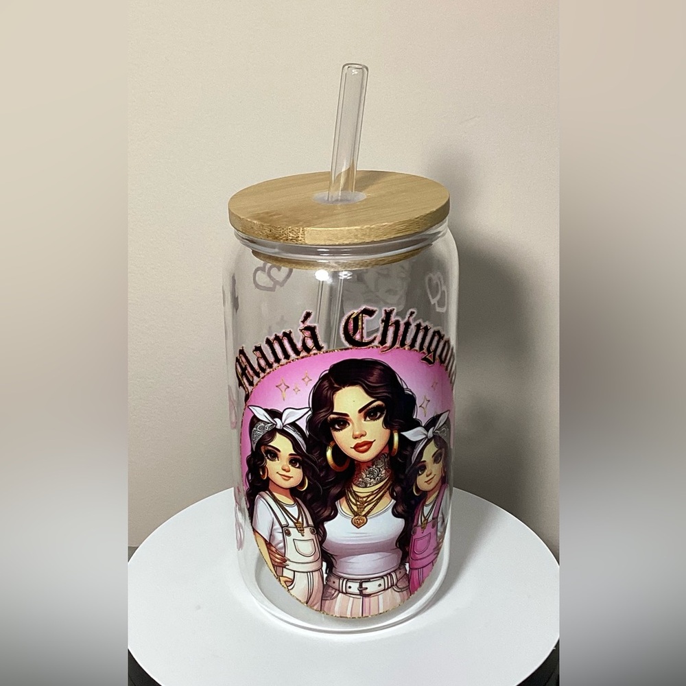 Mamá Chingona Glass Tumbler with Straw - Pink and Brown